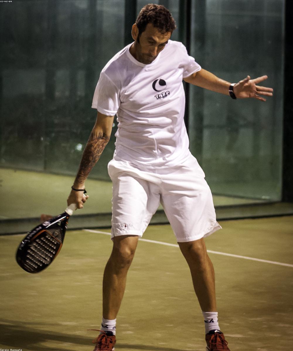 Jugadora de pádel en la pista